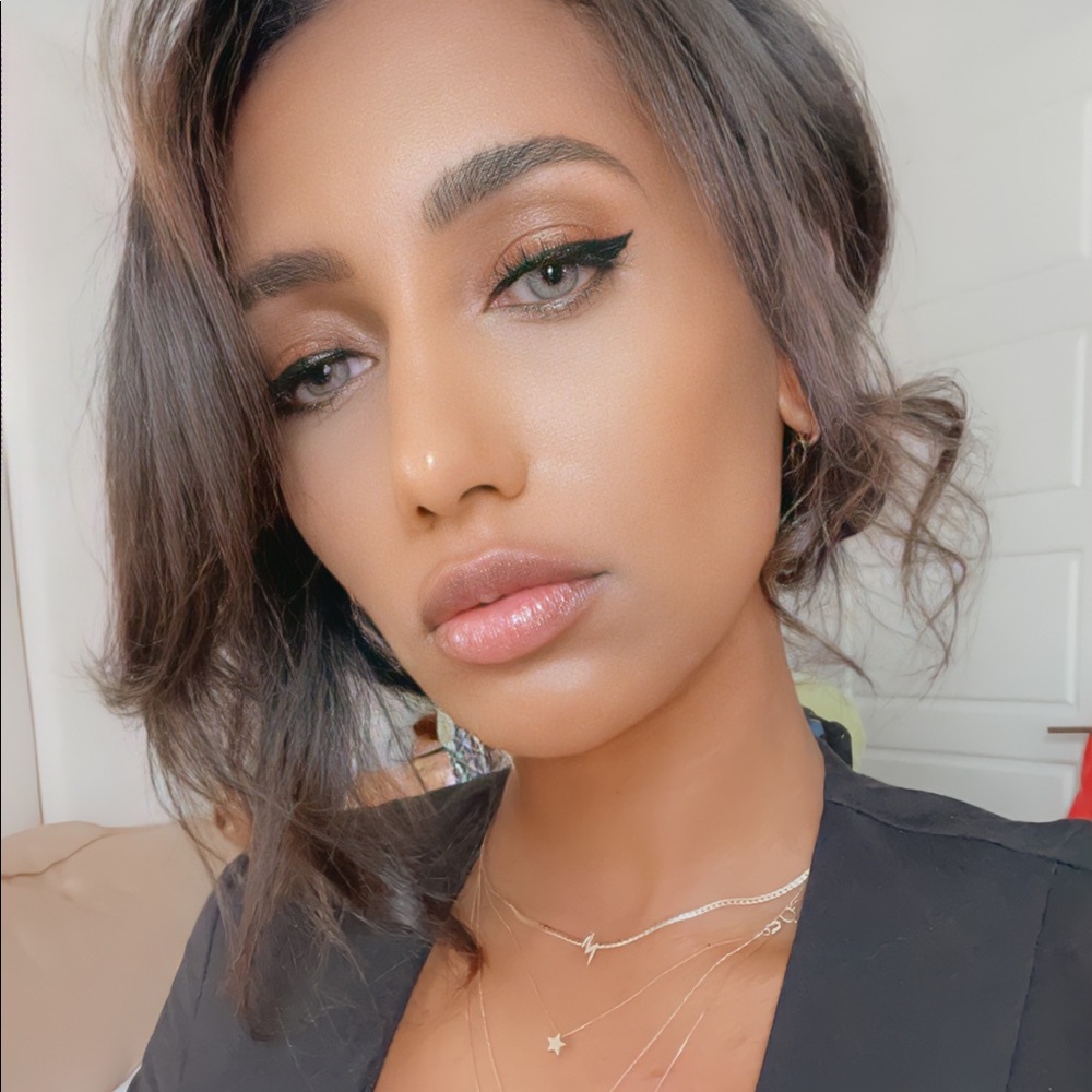 Meet your Posher, Lia